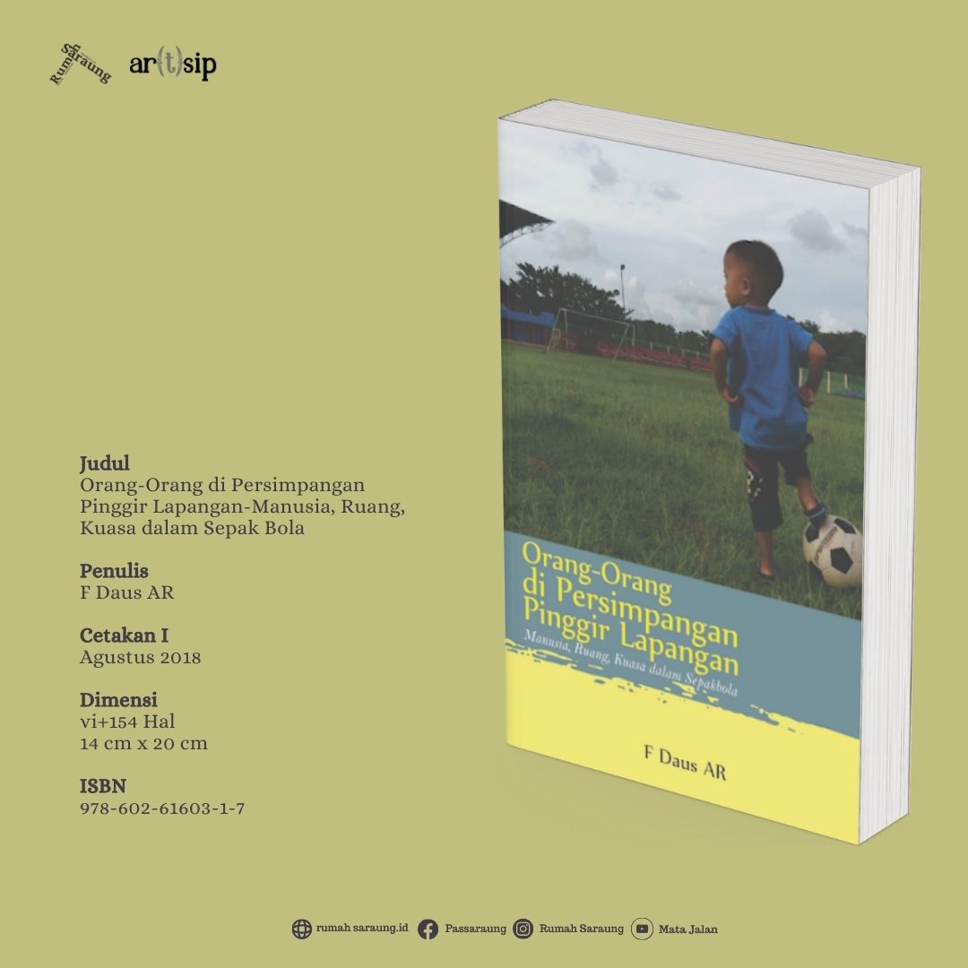 Orang-Orang di Persimpangan Pinggir Lapangan